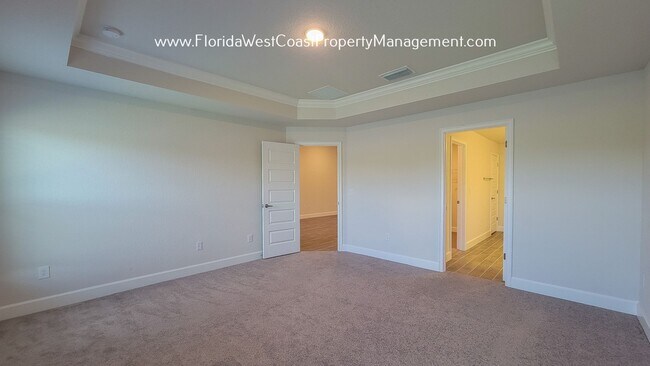 Building Photo - IMPRESSIVE  4 BED/3 BATH HOME WITH LARGE F...