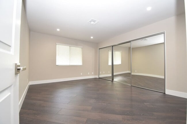 Building Photo - Stunning 2-Bedroom, 2-Bathroom Condo Located at The Lakes!