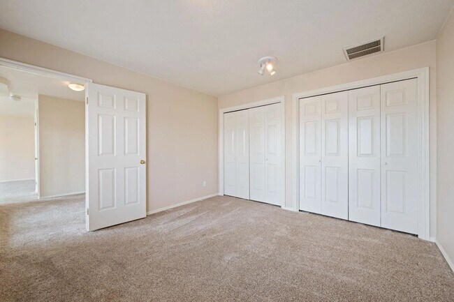 Building Photo - 4 Bedroom Home with Scenic Views