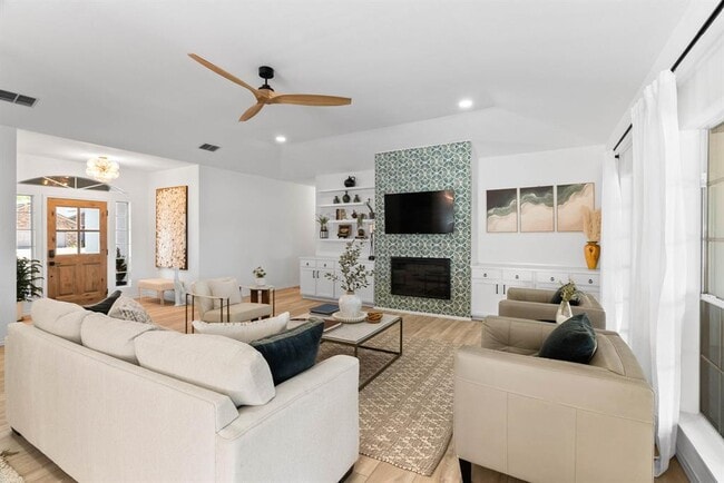 Building Photo - 113 Royal Oaks Dr