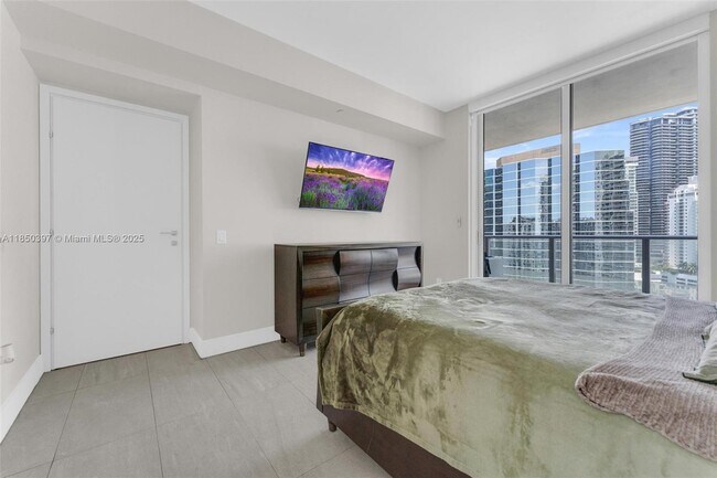 Building Photo - 1300 Brickell Bay Dr