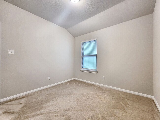 Building Photo - Beautiful Solar-Powered 4BR / 2BA Home – Big Backyard & Modern Kitchen