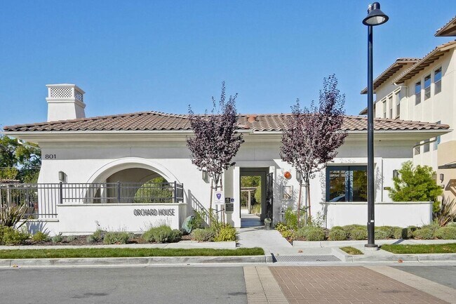 Building Photo - Spacious 4 bedrooms 4.5 bath town home for...