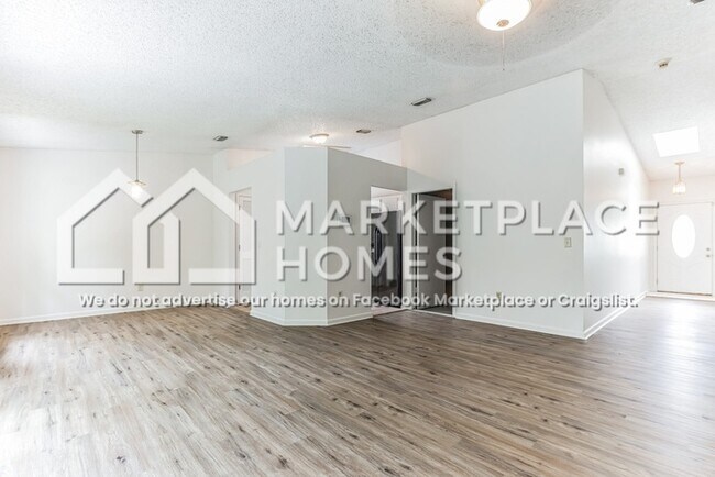 Building Photo - 1533 Kingfisher Ln N