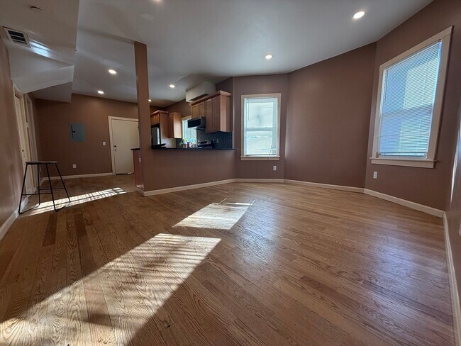 Building Photo - 574 Warren Ave