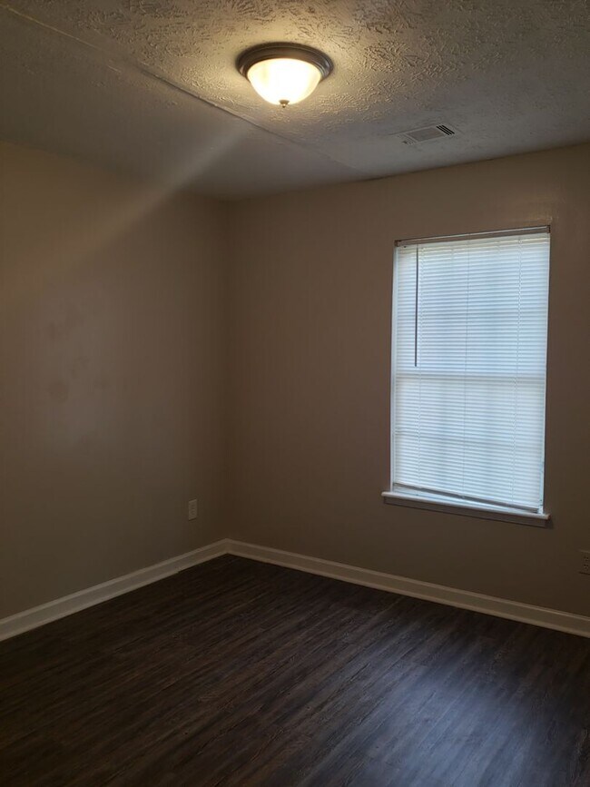 Building Photo - Spacious Ranch-Style 3 Bedroom Home with Bonus room Large back yard!