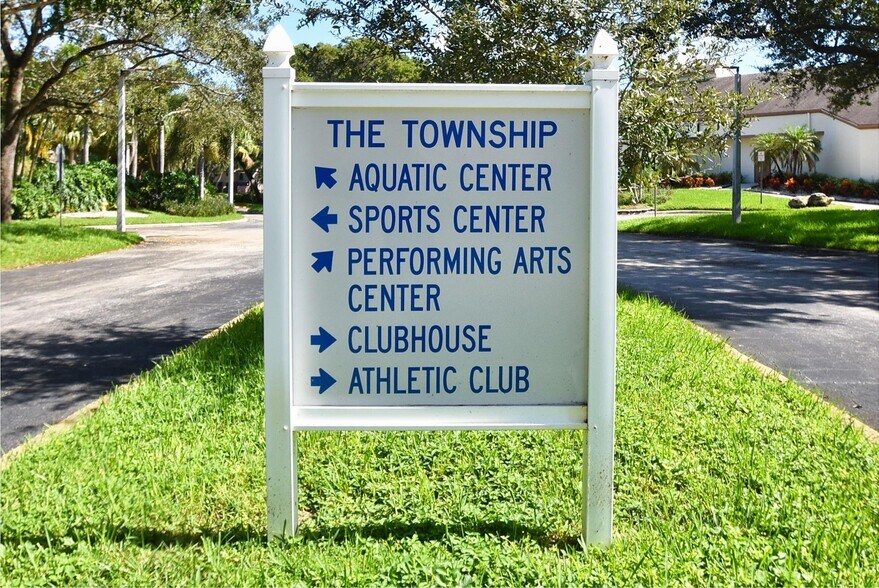 Building Photo - 2738 Carambola Cir S