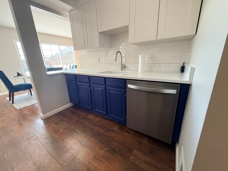 Building Photo - 670 E Fox Hills Dr