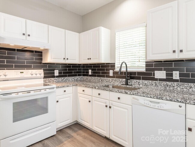 Building Photo - 6211 Rosebriar Ln