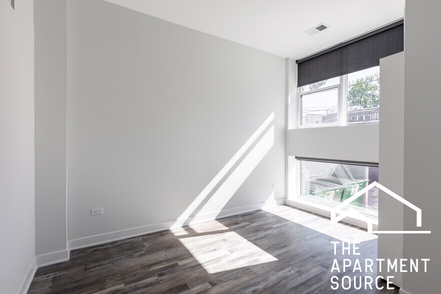 Building Photo - 2247 W Lawrence Ave