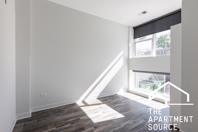 Building Photo - 2247 W Lawrence Ave