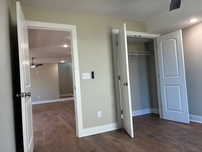 Building Photo - 102 Twin Lakes Dr