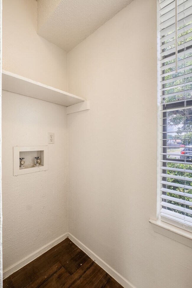 Building Photo - 2 Bedroom, 1 Bath Duplex with 1 Car Garage...