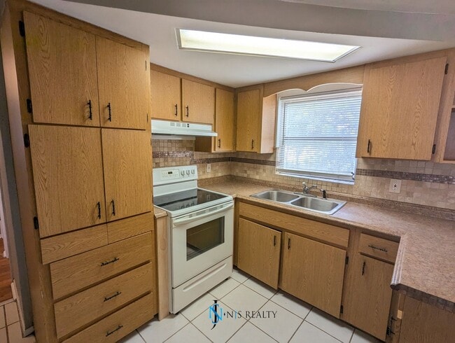 Building Photo - Must See 3/2/1 over 1000sf with tile/lamin...