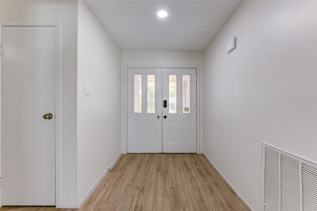Building Photo - 2114 River Village Dr