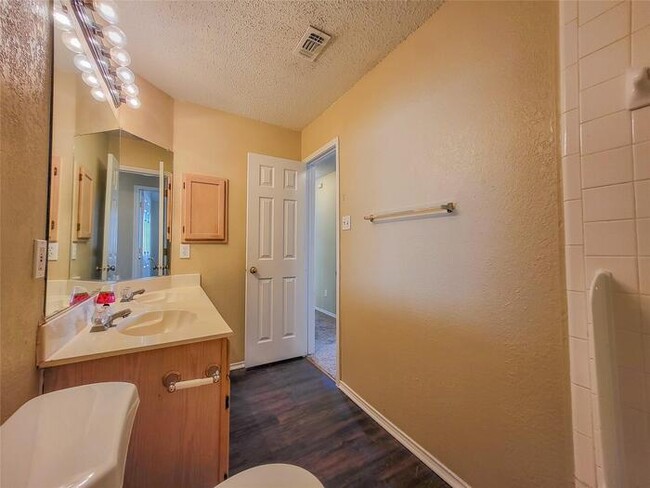 Building Photo - Keller ISD! PARK GLEN ADDITION 4 bedroom 2...