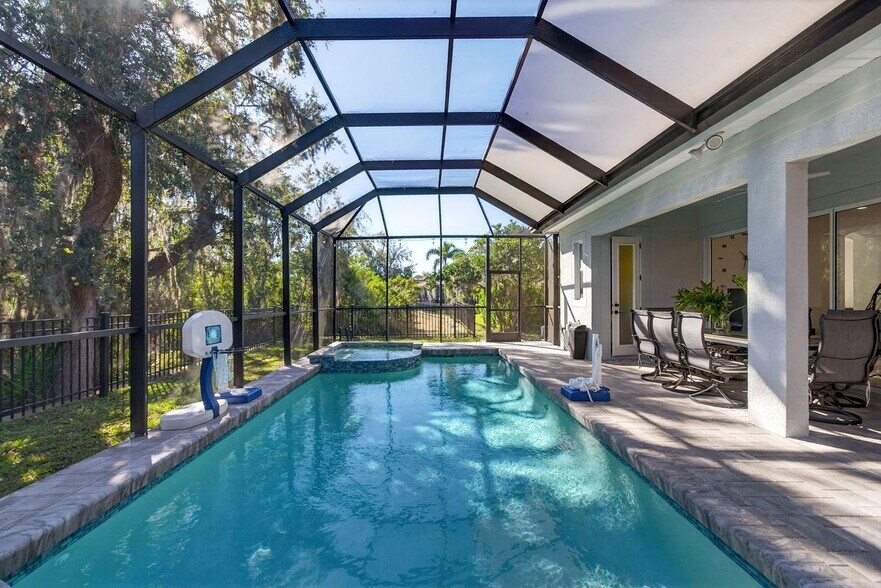 Building Photo - 8111 Santa Rosa Ct