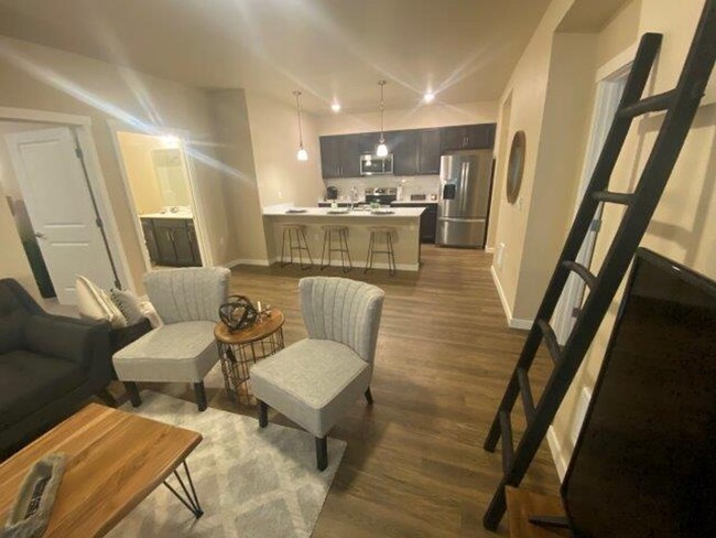 Building Photo - 3 bedroom 2 bath apartment in West Olympia...