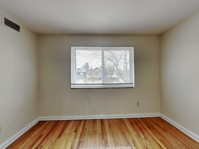 Building Photo - 331 E 18th Ave