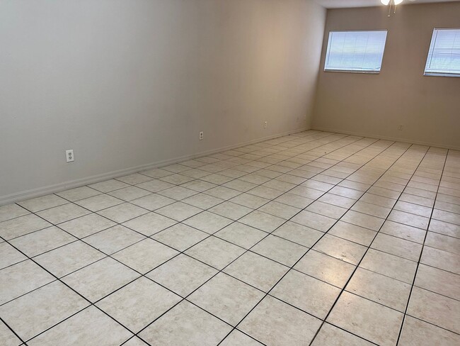 Building Photo - Spacious End-Unit Townhome Under Market Value – Freshly Updated & Prime Plant City Location