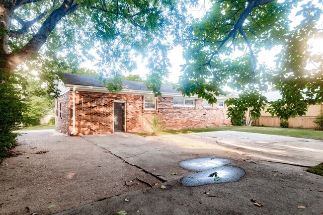 Building Photo - 609 Marguerite Dr NW