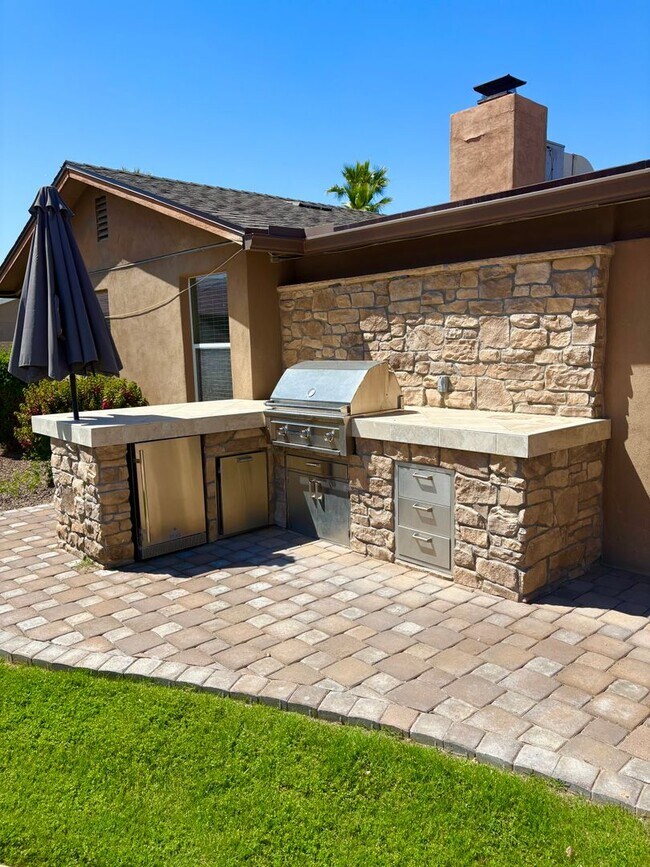 Building Photo - **STUNNING 3 BEDROOM/2 BATHROOM FULLY RENO...