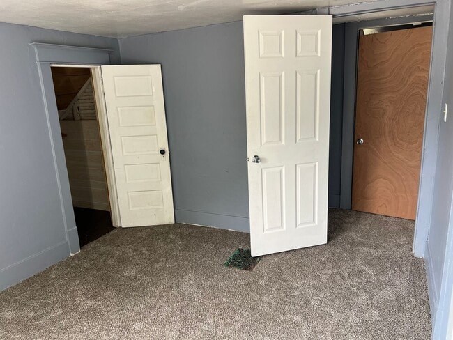 Building Photo - SPACIOUS 3 BEDROOM HOME READY TO WELCOME YOU
