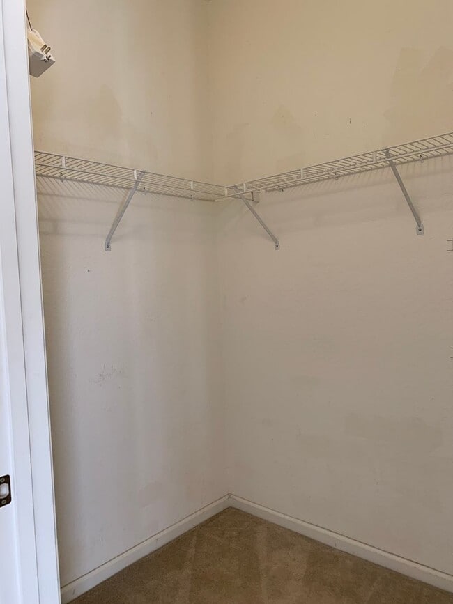 Building Photo - Lovely 3 Bedroom 2 Bath Condo