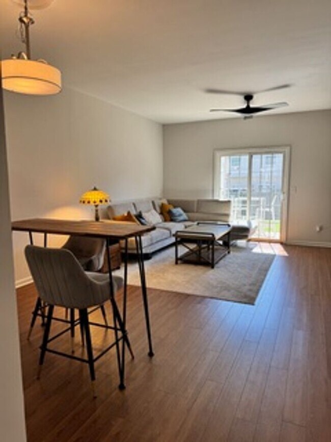 Building Photo - Wonderful townhome in Perfect Location