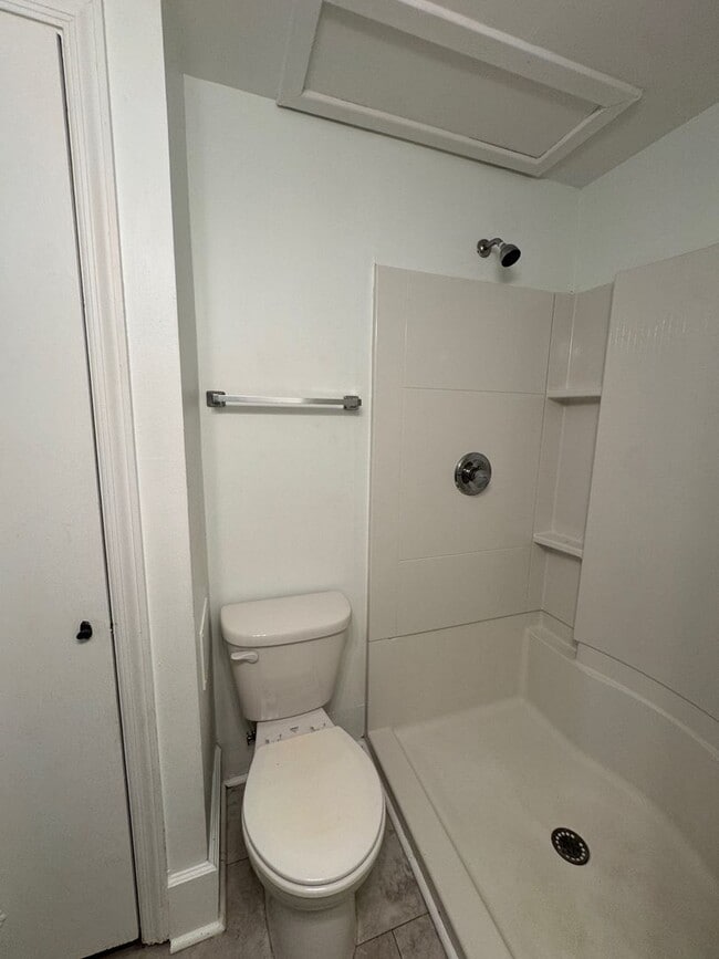 Building Photo - Central AVL - 1/1 Updated Apartment Ready ...