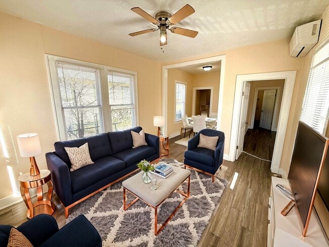 Building Photo - *COMING SOON* Charming Duplex with Fenced Yard – Minutes from St. Philip's College!