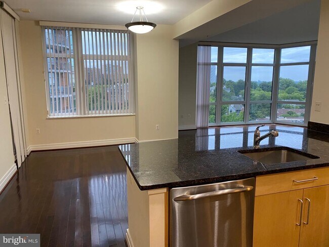 Building Photo - 8220 Crestwood Heights Dr