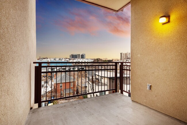 Building Photo - Gorgeous condo with city views