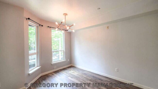 Building Photo - 925 110th Ave NE