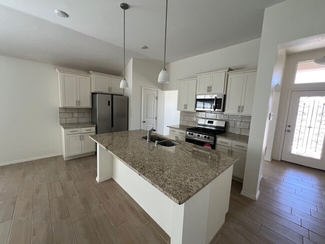 Building Photo - Stunning 3 bedroom, 3 bathroom home locate...