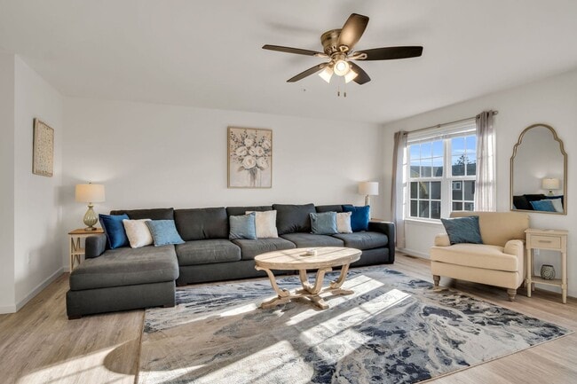 Building Photo - Luxury 4/BR, 2.5 bath townhouse