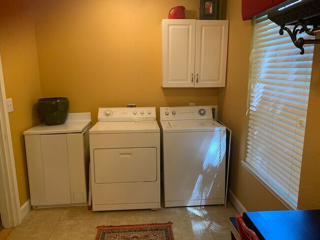 Building Photo - Fully furnished 2/2 corporate and long ter...