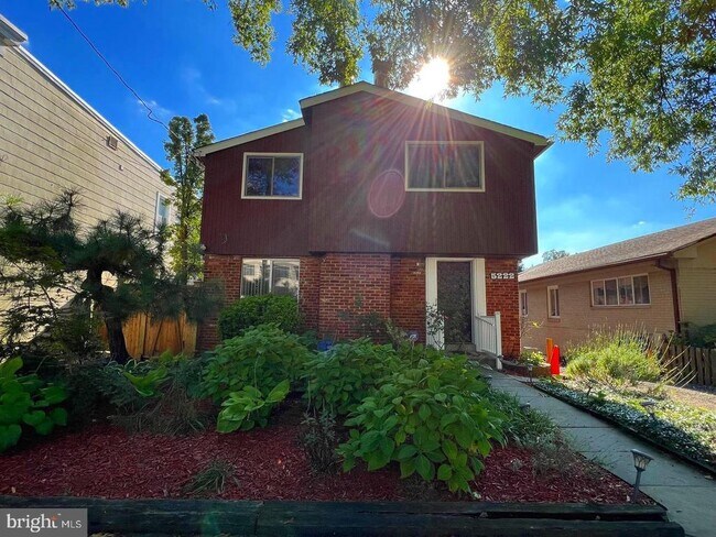 Primary Photo - 5222 MacArthur Blvd