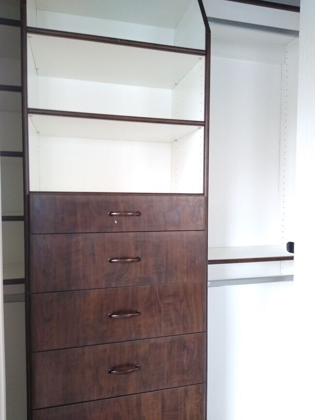 Building Photo - Stunning Highlands Ranch Townhome