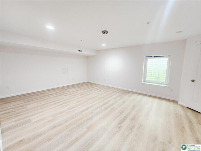 Building Photo - 937 King Way