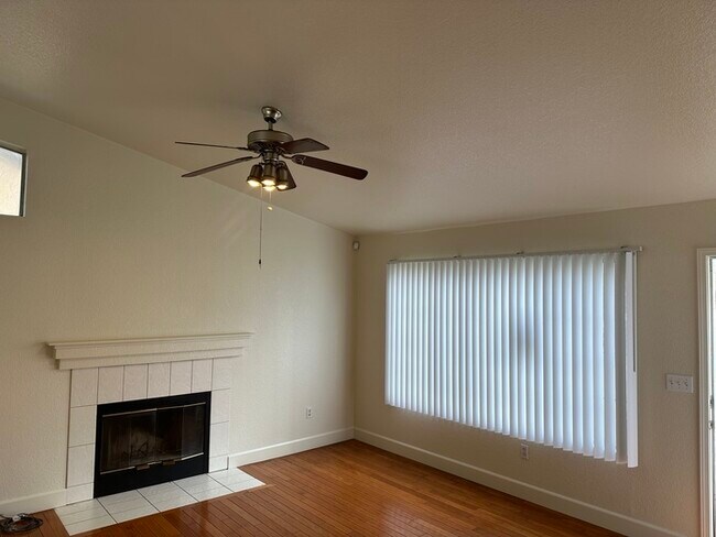 Building Photo - MODESTO 3 BEDROOM 2 BATH HOME