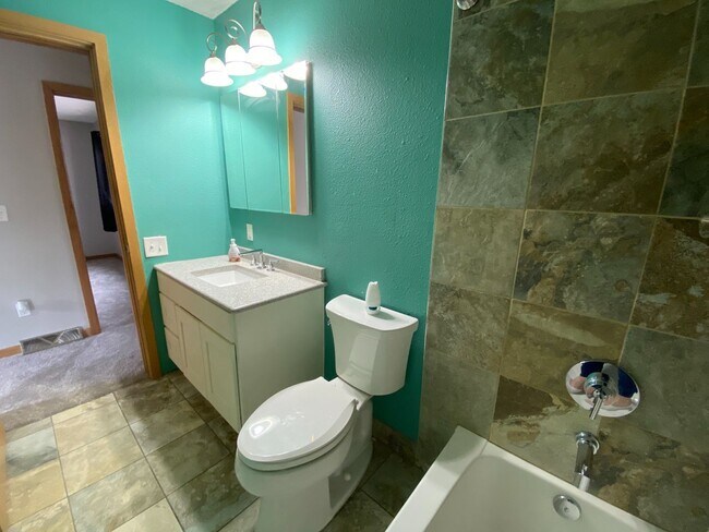Building Photo - 4 Bedroom Townhome by Moorhead High School!