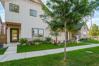 Building Photo - 150 N Edgewood Ln