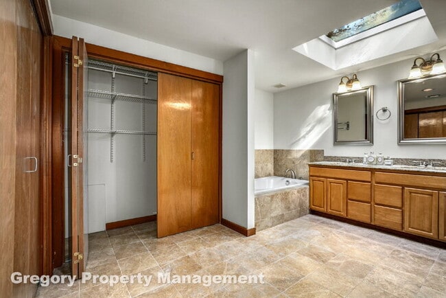 Building Photo - 2914 E Lake Sammamish Pkwy NE