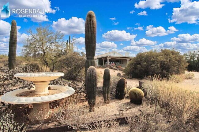 Building Photo - Stunning 2-beds, 2-baths Desert Retreat  in the highly desirable North Scottsdale area!