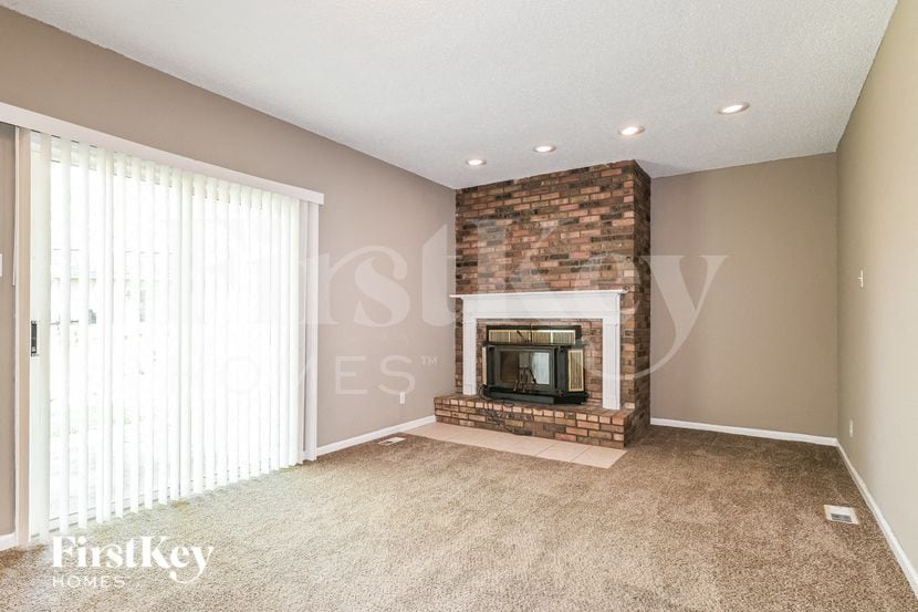 Building Photo - 125 Lake Point Dr