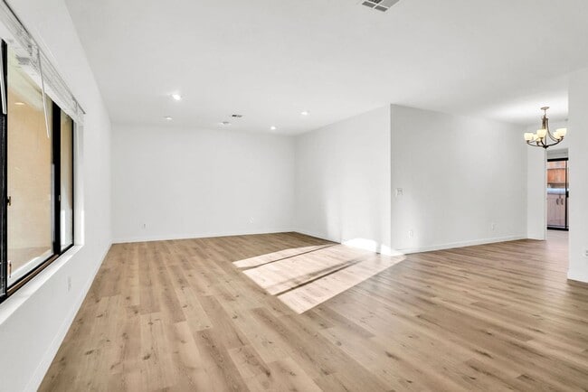 Building Photo - Great 3/2 in Crown Point!  Across from the street from bay access and available immediately!