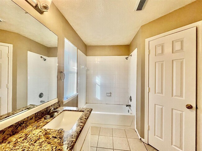 Building Photo - 146 Skycrest Dr