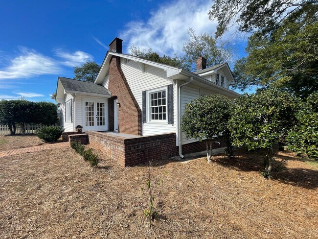 Building Photo - Updated 3/2 House in Old East Rome $1,895