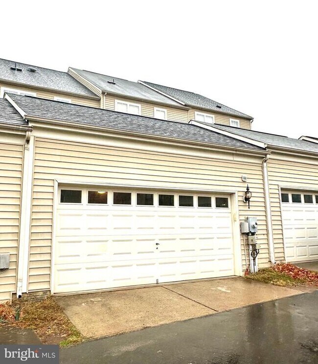 Building Photo - 9032 Ribbon Falls Loop